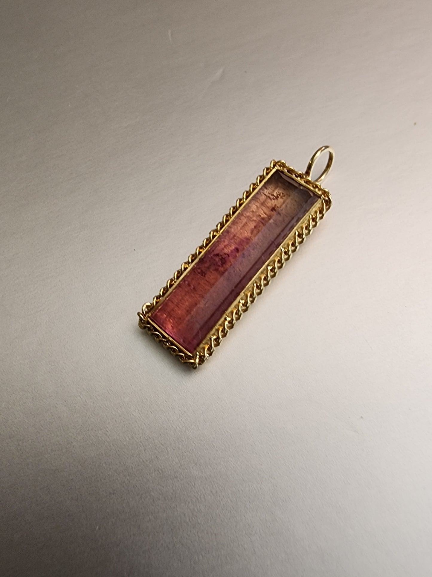 18KT YG RECTANGLE PENDANT MEASURING APPROXIMATELY 22.5X6.8MM CONTAINING A PINK TOURMALINE STONE