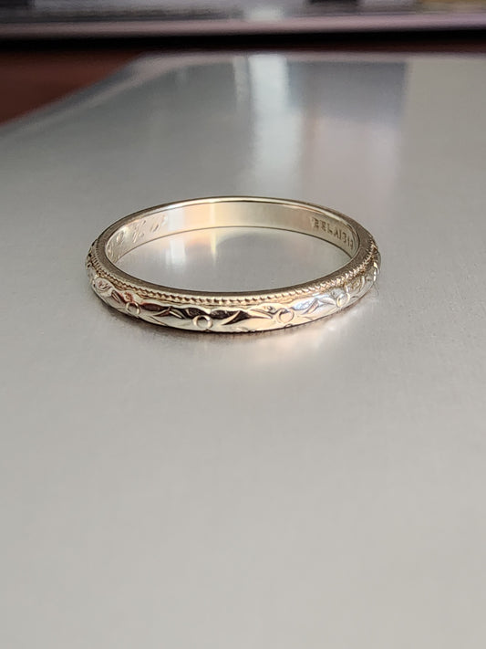 18KT WG BAND WITH OUTSIDE ENGRAVING DETAILS