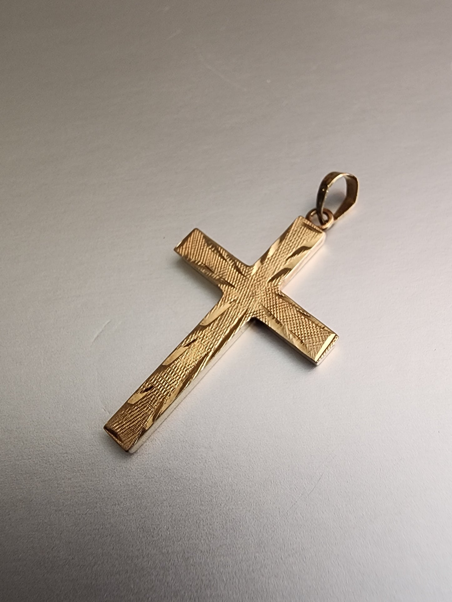 14KT YG CROSS PENDANT MEASURING APPROXIMATELY 31.5X15.5MM WITH ENGRAVED DEDSIGN
