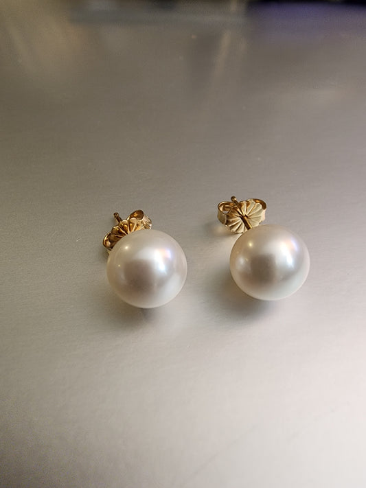 14KT YG ROUND WHITE PEARL EARRINGS MEASURING APPROXIMATELY 8.8MM